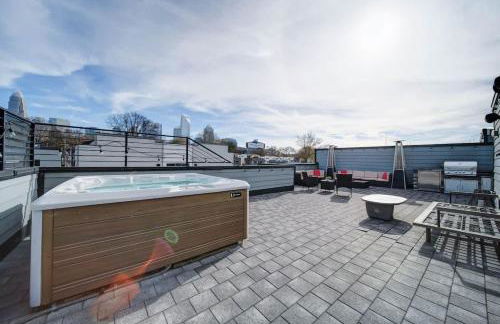 Modern Rooftop Townhome w Hot Tub & Skyline Views - Photo 3