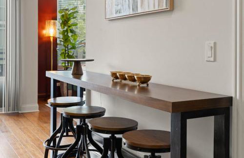 1 Free Parking Gym Balcony Sleeps 10 - Photo 5