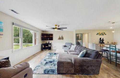 Serene 3BR Waterfront Retreat With A/C, Wifi, Two Kayaks, and Full Kitchen - Foto 1