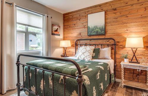 Tranquil Lakefront Cabin Fire Pit, Grill and Patio - Foto 22