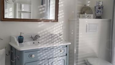 BALTHAZAR IPHOFEN, ohne Frühstück, nähe MARKTPLATZ, KNAUF GIPS KG und ConneKT, Weingut Wirsching, TV mirroring 55" Zoll, Wifi, mit Garten & Terrassen - Foto 4, towels, Shower