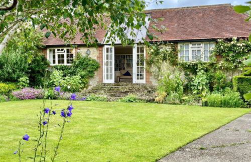 Library Cottage by inspirestays-com - Foto 1