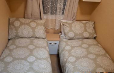 Caravan with hot tub at Tattershall lakes - Foto 9