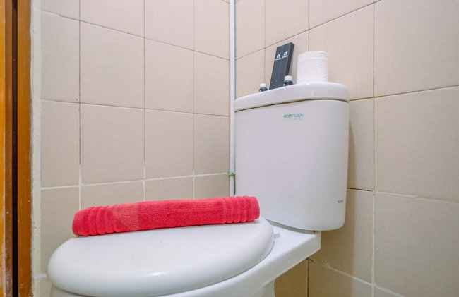 Homey And Cozy Living Studio Room At Tifolia Apartment - Foto 12