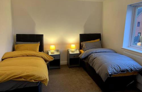 Large 5 Bedroom House Sleeps 10 Ideal for Contractors - Foto 6