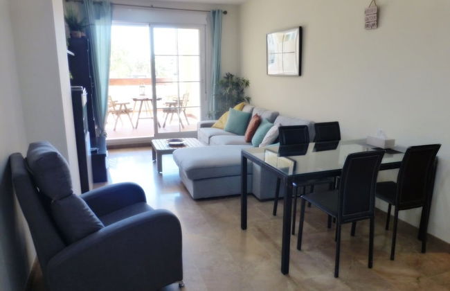 Beautiful 2 Bedroom 2 Bathroom Apartment With Pool - Photo 10