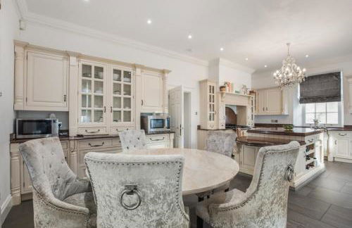 6BR House with Butler, Sauna & Hot Tub in Glasgow - Photo 18