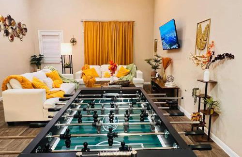 Spacious 4BR Home w Game Room Office Backyard - Foto 10