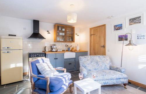 Bijou Coastal Apartment in Polperro With Hot Tub, Onsite Parking 5 min Downhill Walk To Village - Foto 1