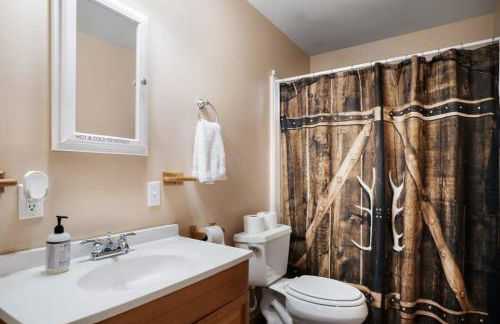 Cabin w hot tub & kayaks by river - Foto 24