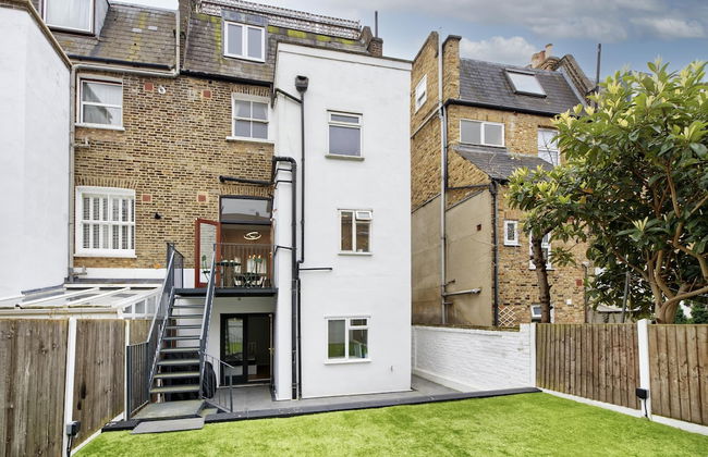 Beautiful Battersea Garden Flat by Underthedoormat - Photo 19