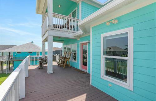 Steps to the Beach | Tiki Bar Fun | Epic Bay Views | Sleeps 8 - Foto 6