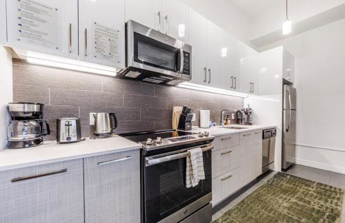 Downtown Escape - 2BR w Skyline Views & Hot Tub - Foto 6