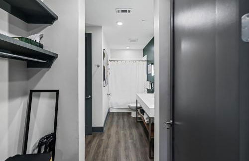 Modern Condo for 6 with Rooftop & Gym Near DT - Foto 14