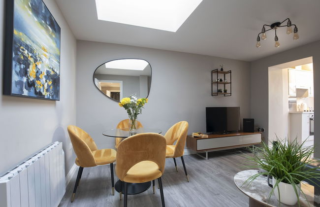 Elliot Oliver - Modern 2 Bedroom Town Centre Apartment - Photo 3