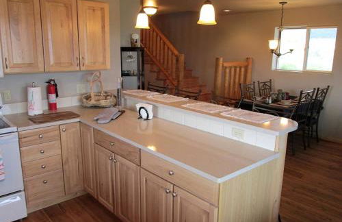 Scenic Vacation Cabin with 360° Mountain Views near Yellowstone National Park in Madison River Valley, Montana - Foto 6