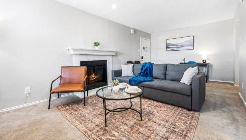 Upscale 1BR with Pool, Gym, and Modern Touches - Foto 5