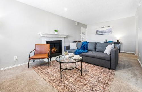 Upscale 1BR with Pool, Gym, and Modern Touches - Foto 5