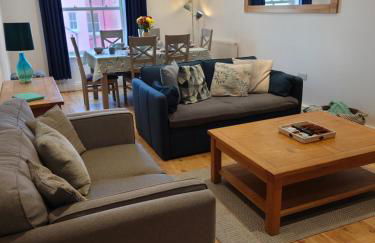 Stylish flat in central Tenby & free parking - Photo 2