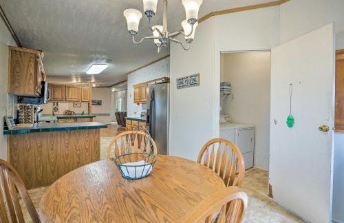 Cedar Creek Lake Access Retreat with Deck - Foto 10