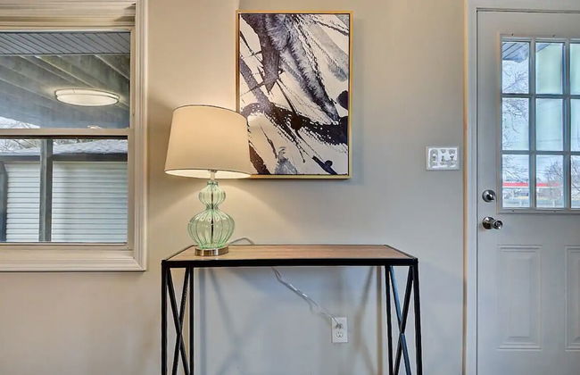 Spacious 6BR/3BA House w/ Parking! Sleeps 20! - Foto 45