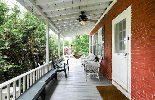 1820 House - VT Charm + Modern Comforts + Hot Tub - Foto 27