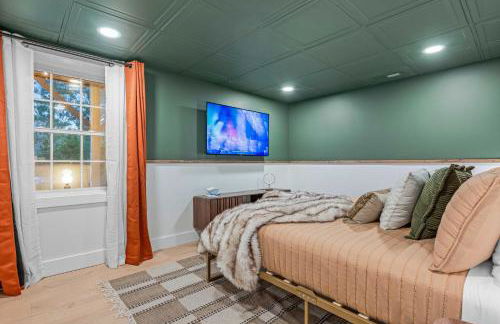 Newly Renovated Luxe Home near Asheville | Pool, Hot Tub, Theater & Games! - Foto 54