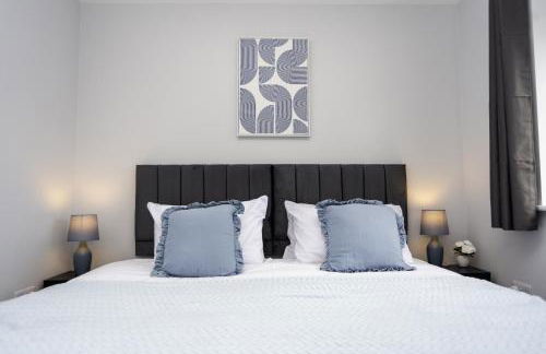 Central Telford Home - Sleeps 8 - Private Parking - Photo 1