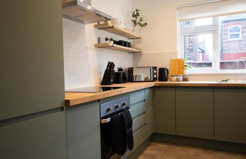 Stylish Cosy 4-Bed Home, Sleeps Up To 10 With Large Sofa Bed, Near Manchester Royal Infirmary & Universities, Free Parking & Ultra-Fast WiFi - Foto 24