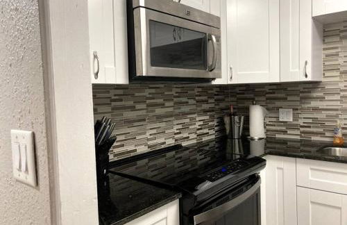 Oceanview on SAND located in Ocean Manor Resort Fort Lauderdale Beach 2 bed 2 bath spacious corner unit partial ocean view - Foto 6