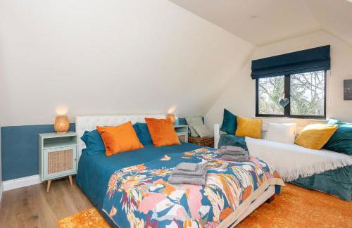 Peaceful Stylish Entire Apartment - Views, Gardens, Firepit, Balcony - Photo 7