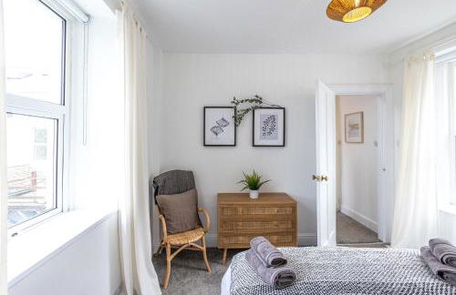 Bright & beautiful 4 bedroom house with sea views - Photo 30