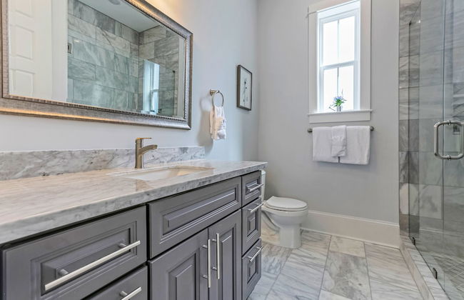 Chic 4 BR Condo - Large Pool - Perfect Location - Photo 27