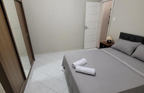 casa em rua tranquila a 200 metros do agito do Rio Vermelho e praia - Foto 5