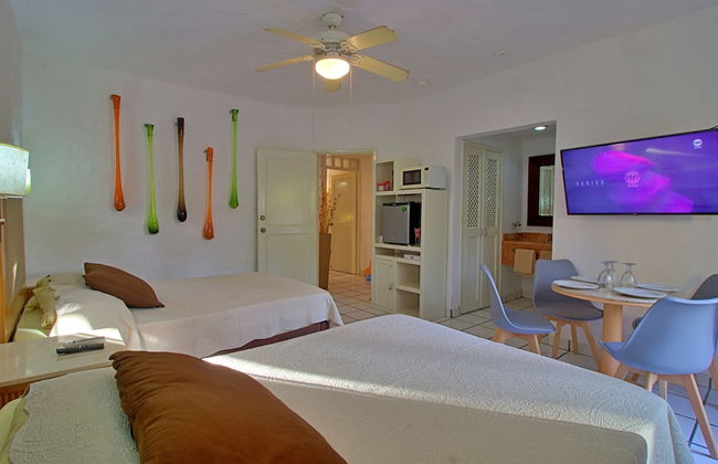 Villa Facing the Beach in a Large Terrace 7 Pools, Tennis Courts, 247 Security - Foto 3