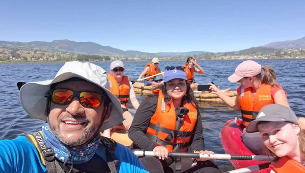 Enjoy this canoe ride in Lake San Pablo