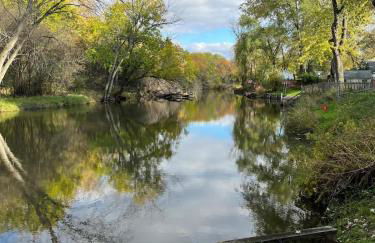 Cozy 3BR Cabin With Hot Tub on Nippersink Creek - Photo 81
