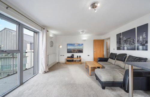 Modern 2 bed 2 bath with Balcony in Rayners lane Pinner Harrow near Wembley Greater London - Photo 24