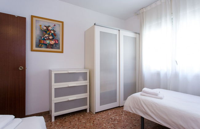 Spacious & Quiet 4 Bedroom Apartment - Photo 4