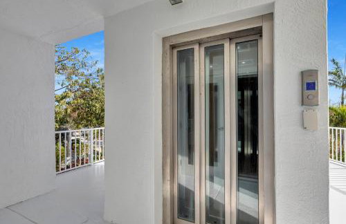 NEW LISTING! Reel Joy Waterfront Luxe with Pool and Private Dock home - Foto 71