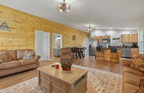 Cabin with King Bed , XBOX, HotTub, Games, Firepit , Stargazing Dome - Photo 44