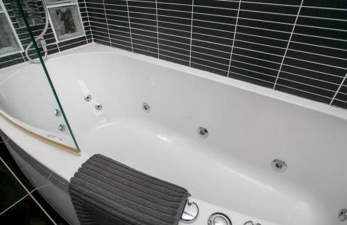 Charming Home - Free Parking - Private Garden - Pass the Keys - Foto 40