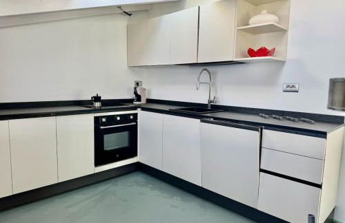 Top floor design apt, 3bd, 2bt! - Photo 12