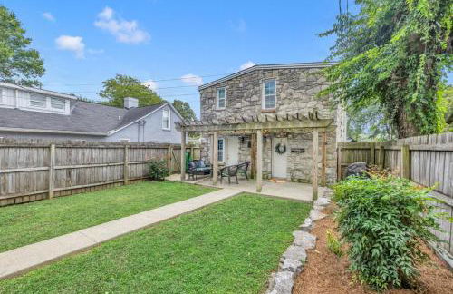 Stone Cottage 3 Bedroom Getaway - Stroll to DT Franklin - Historic Blakely House - Foto 1
