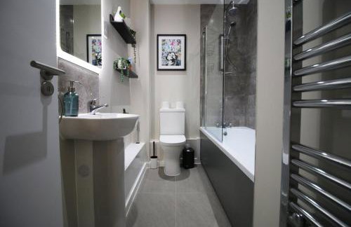 Elegant 2BR w/ Pool Table in Prime Location - Foto 30