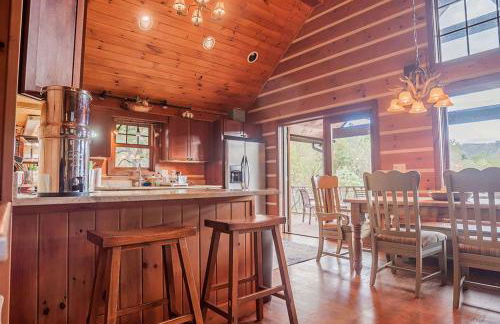 Luxurious Mountain Retreat with Hot Tub Jacuzzi Suite & Wood-Burning Fireplace - 10 Min to Boone - Foto 6
