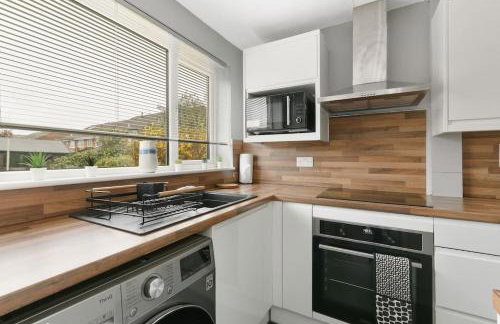 Superb 3 bed house, homely comforts close to supermarkets, with private parking on gated premise - Photo 25