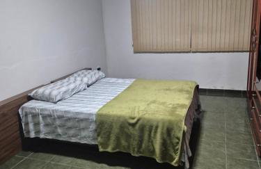 Casa com dois quartos,dois banheiros,sendo um, uma suíte,sala de estar cozinha e garagem - Foto 9
