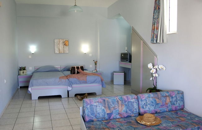 Ermis Suites - Photo 4