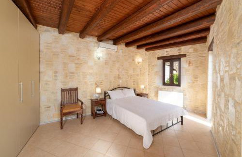 3-Min Drive to Kalyves Beach, Stone Home with Private Pool in Armenoi Center - Foto 11